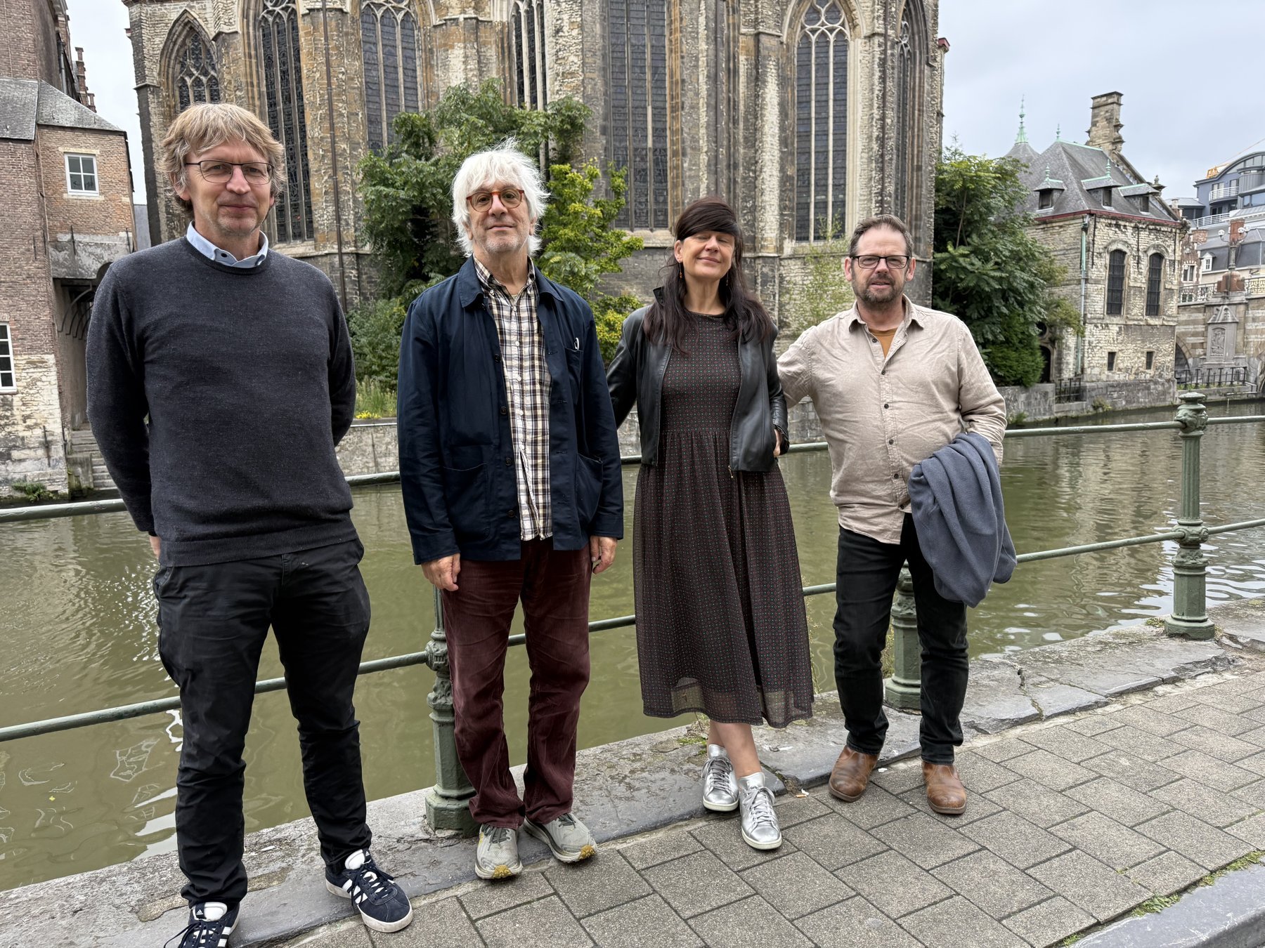 Paul De Cannière, Lee Ranaldo, Hilde Van Canneyt en Kristof Vander Cruyssen voor nodenaysteen